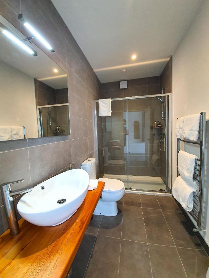Dingle Garden Townhouse Bed & Breakfast Exterior foto A wet room