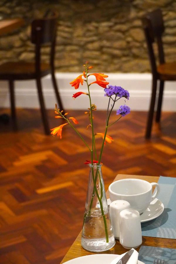 Dingle Garden Townhouse Bed & Breakfast Exterior foto A vase of flowers