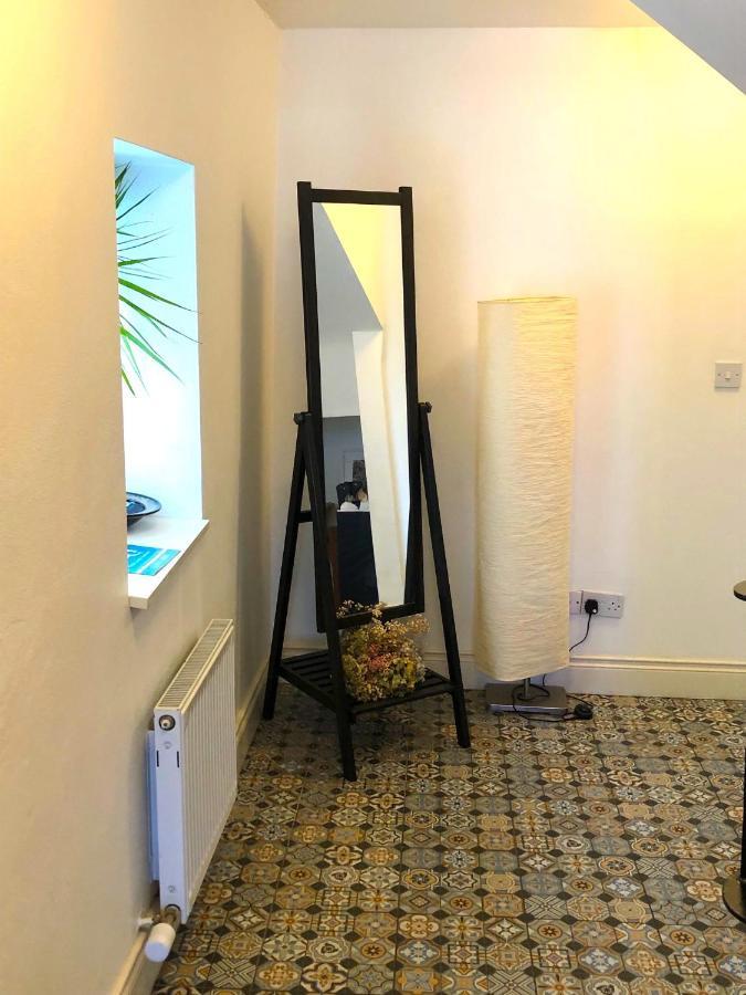 Dingle Garden Townhouse Bed & Breakfast Exterior foto A floor standing mirror