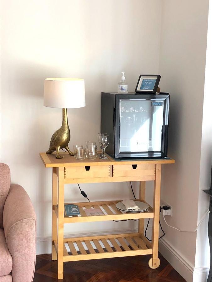 Dingle Garden Townhouse Bed & Breakfast Exterior foto A mini-fridge in a hotel room