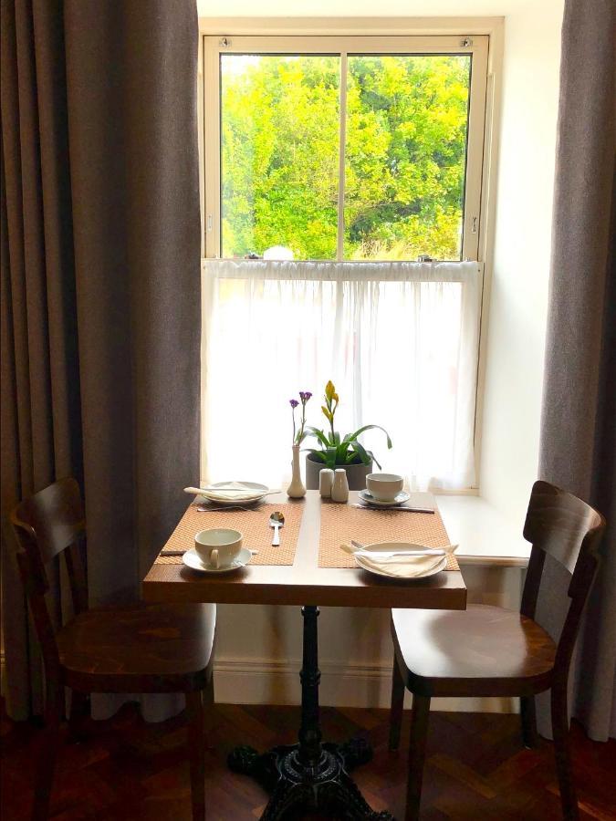 Dingle Garden Townhouse Bed & Breakfast Exterior foto A table set for breakfast