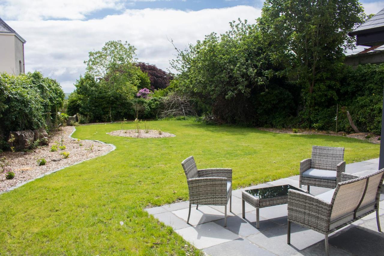 Dingle Garden Townhouse Bed & Breakfast Exterior foto The garden of the house