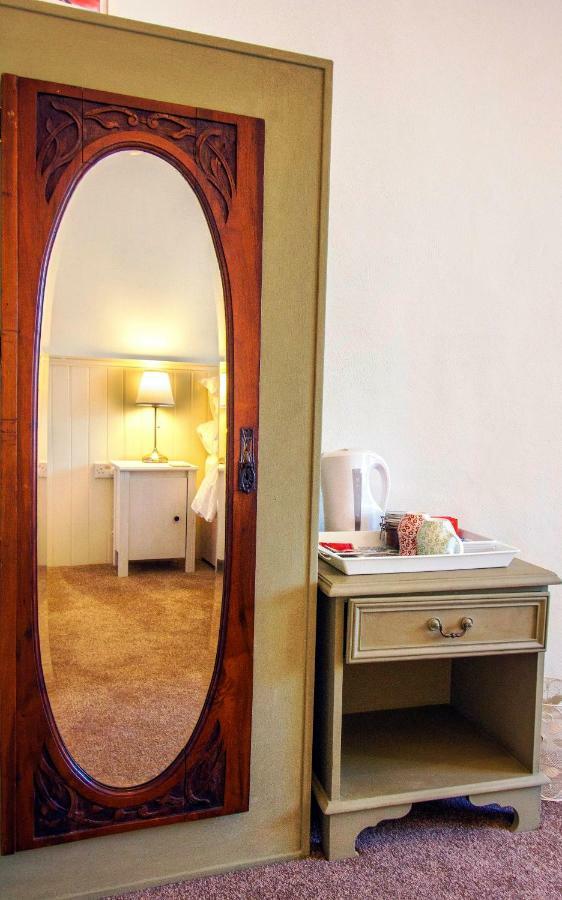 Dingle Garden Townhouse Bed & Breakfast Exterior foto A room at the hotel