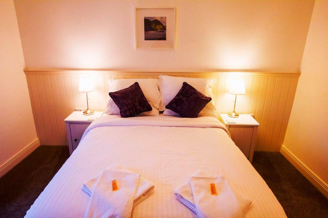 Dingle Garden Townhouse Bed & Breakfast Exterior foto A bedroom at the hotel