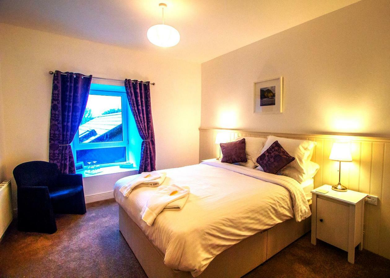 Dingle Garden Townhouse Bed & Breakfast Exterior foto A bedroom at the Old Post Office