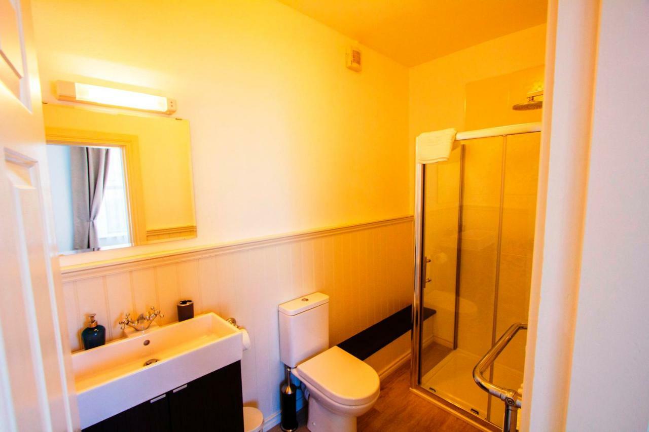 Dingle Garden Townhouse Bed & Breakfast Exterior foto A typical bathroom in a student house